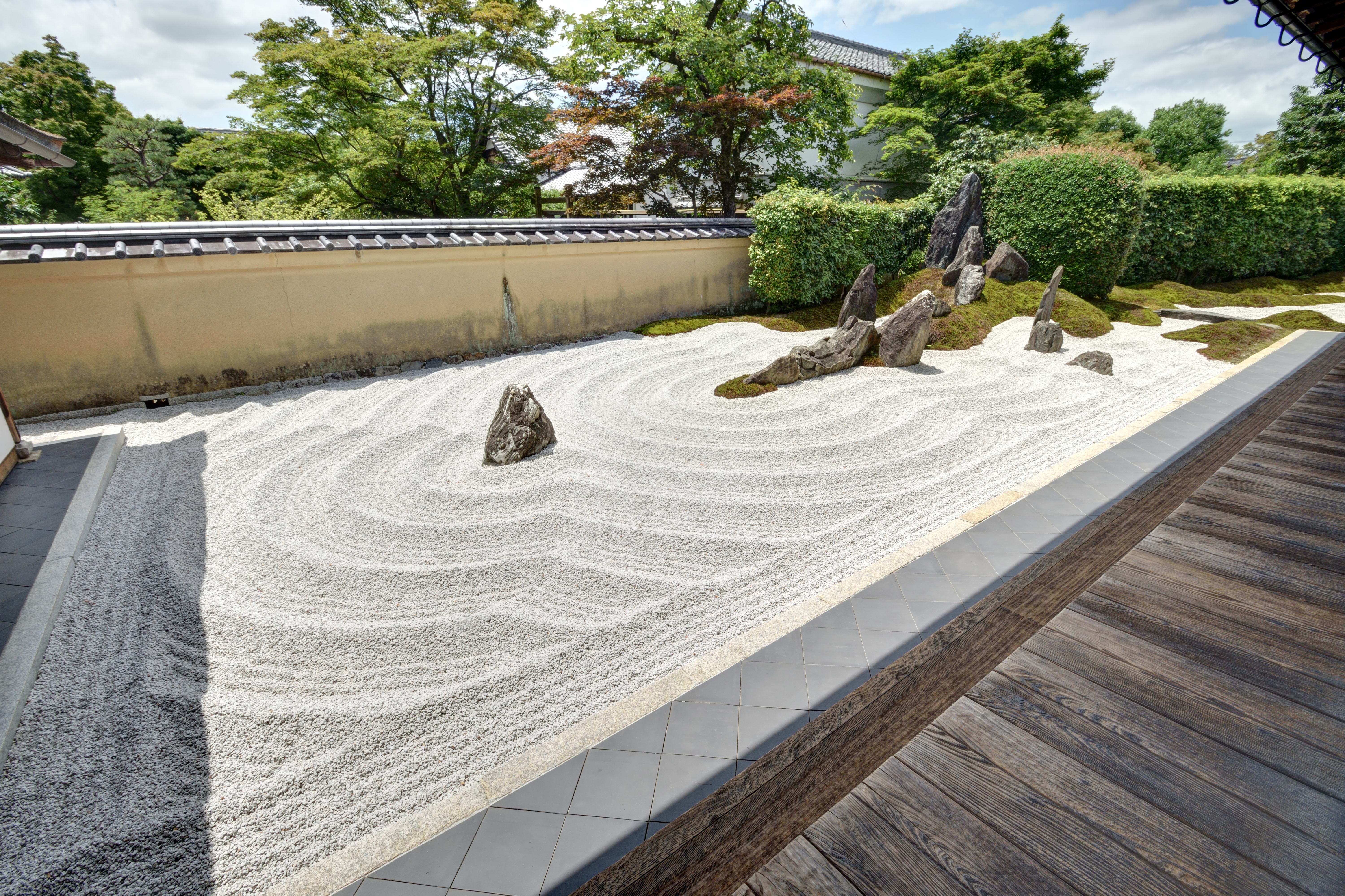 Zuiho-in Dokuzatei dry garden, Daitokuji Kyoto — karesansui as frozen water